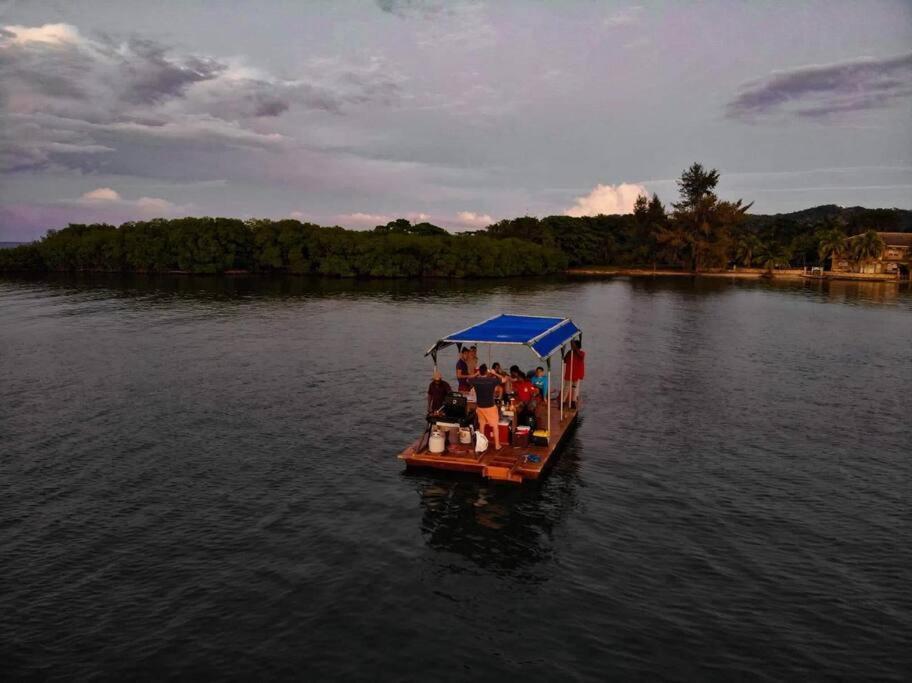 The Dock Resort Over Water Retreat เวสต์เอนด์ ภายนอก รูปภาพ