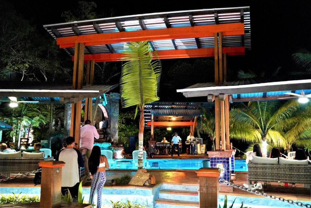 The Dock Resort Over Water Retreat เวสต์เอนด์ ภายนอก รูปภาพ