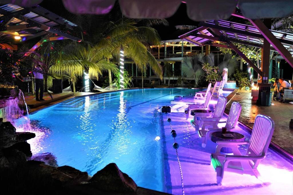 The Dock Resort Over Water Retreat เวสต์เอนด์ ภายนอก รูปภาพ